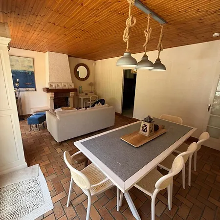 Дом отдыха Maison Familiale Proche Avec Jardin *